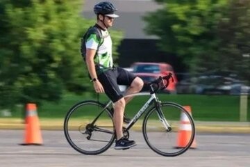 رکورد ۱۳۰ کیلومتر دوچرخه سواری بدون دست!
