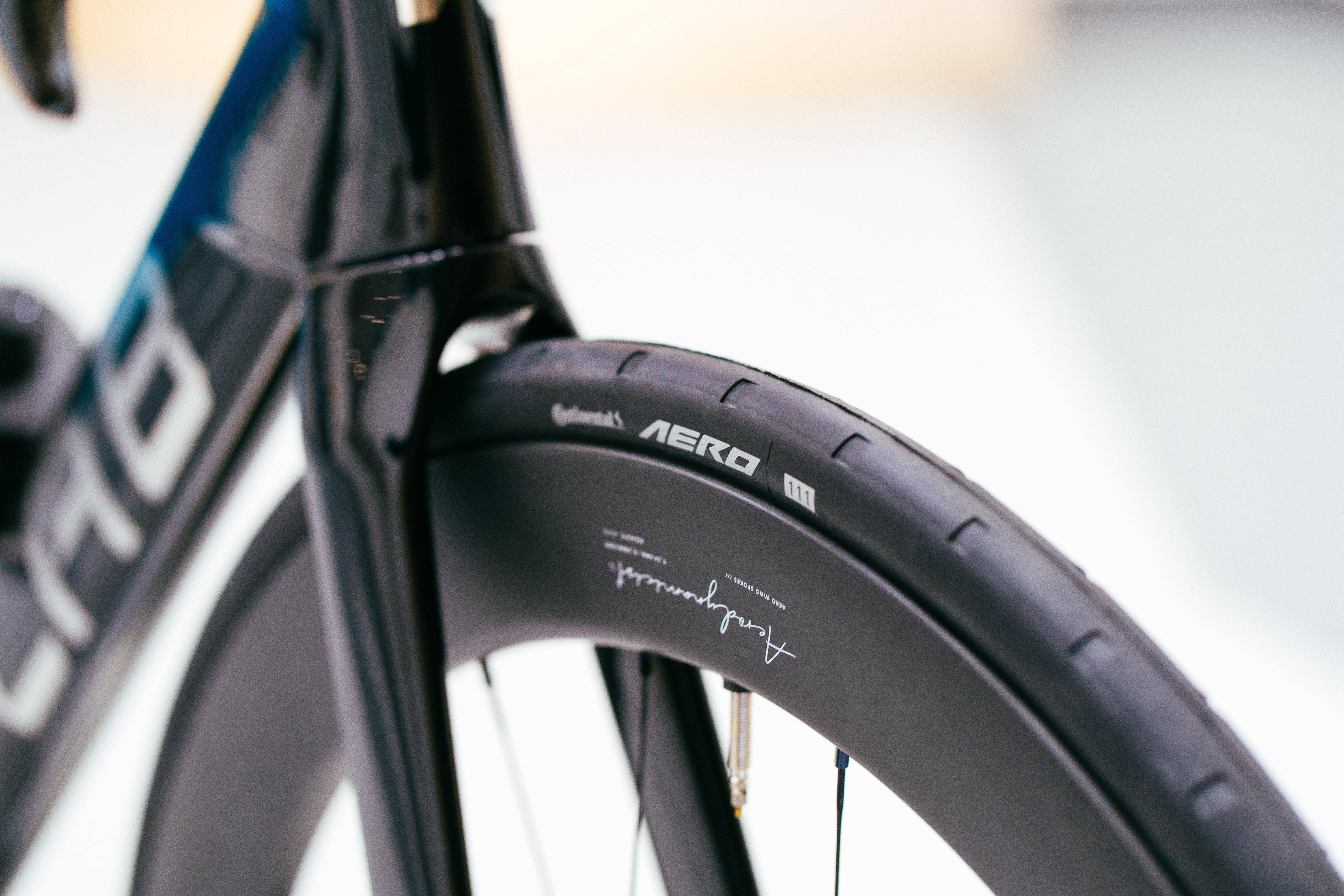 آیا استفاده از تایر جلوی Continental Aero 111، با آیرودینامیک بیشتر اما سرعت غلتشی کمتر، واقعاً سرعت شما را افزایش می‌دهد؟